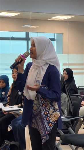 GOOD JOB, AYU!! Ayu ni murid Emcee ustazah Hani di sekolah. Baru Tingkatan 1. Ya… TINGKATAN 1. Dan hari ini, Ayu terus pilih untuk upgrade diri. Dia join Bengkel Emcee Energy Pro bersama rakan-rakan sekolah dari seluruh Malaysia! Serawak, Terengganu, Perak, Selangor , KL 😍 Ustazah bangga dengan Ayu. Bangga sebab Ayu terus belajar! Terus terbang tinggi, Ayu! Kita terbang sama-sama.❤️ Ibu ayah… Nak anak jadi berani, yakin & punya soft skill macam ayu ni seawal usia? 📅 Daftar Bengkel Emcee Energy