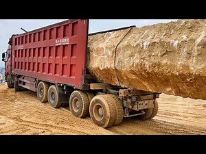 Crazy heavy duty trucks! ---Win compilation 【E17】of overload heavy trucks dangerous operations