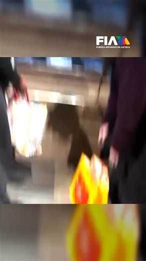 569K views · 2K reactions | ¡Lanzaron comida contra la corona imperial! En Londres, cuatro personas fueron detenidas por haber arrojado comida contra la vitrina donde se encontraba el artículo real. La Casa de Joyas tuvo que cerrar por este altercado y ya se realizan investigaciones. | Azteca Noticias | Facebook