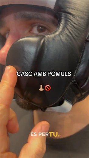 Burk-Box on Instagram: "Vols millorar els teus Sparrings ? T’explico perquè amb un bon casc pots fer-ho més ràpid! • ❕ Sensació real de seguretat al rebre cops ❗️ Doble reforç de pòmul per minimitzar els cops el nas ❕100% ajustable amb Velcro per darrere i Cordes a dalt per agafar la forma perfecte del teu cap ❗️Casc de Pell i lleuger. Bona visibilitat. 🛒 Totes les talles. Colors blanc, negre, blanc/negre. Pròximament 2 nous colors. • • #boxa #esport #catalunya #catala #casc #pòmuls #tutorial #