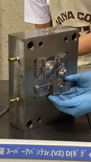 タミヤ TAMIYA on Instagram: "【#タミヤ本社特別見学会】タミヤ・フィリピン工場の精鋭スタッフによる『金型解体ショー』。 #ミニ四駆 スーパーアバンテJr.のボディパーツの金型を分解する作業の実演です。タミヤ本社1階で実施中、どうぞお見逃しなく！※動画は約3倍速です #金型 #プラモデル #タミヤ #タミヤフィリピン #tamiya #tamiyaphillipines"