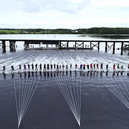 A spectacular display as 38 water-skiers threw off their skis and glided barefoot recently at the Big Pull 2019 by Evinrude Big Pull in Wisconsin, USA 👣💦 | Guinness World Records
