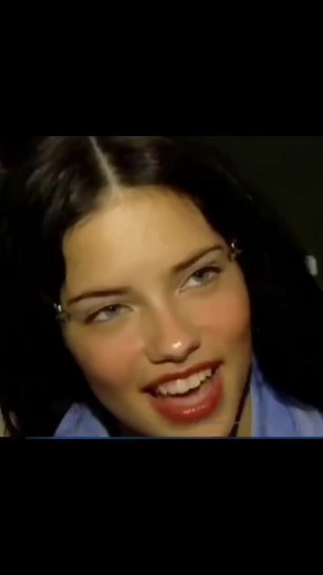 Back to 1999 First interview x Victoria's Secret fashion show Backstage 🔥💞 @adrianalima #ADRIANALIMA #vsfashionshow #victoriassecret #vsfs #model #video #viral #runway #interview #cute #fp #follovers #tiktok #instagram #angel #brazil #backstage