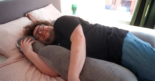 Manu Van Acker toont slaapkamer met opmerkelijk object in ‘Komen eten’: “Dit is het oude bed van Xavier Taveirne”