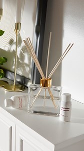 🎂 SPRING SPOILER 🎂 Adding this to your box just *makes scents*. Enhance your home with the calming scent of Makesy Diffuser Kit in Cashmere Vanilla. A fun DIY project that you’ll enjoy making just as much as you’ll enjoy the final product! - Can be displayed anywhere in your home. (Smaller, warm spaces turn the scent up while larger spaces make room for a more subtle aroma.) - Comes with a beautiful glass vessel, reed sticks, fragrance oil, an all natural diffuser base, mixing stick, and label