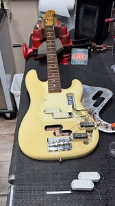 Fender 80s precision Elite 11 Bass Aquí una leve reseña de este espectacular bajo de los 80s Construcción y Diseño La Fender Precision Elite II Bass sigue el diseño tradicional del Precision Bass pero con ciertas mejoras que la hacen destacar. El cuerpo de aliso ofrece un buen equilibrio entre resonancia y peso, proporcionando un tono cálido y bien definido. El mástil de arce, con un acabado satinado, facilita el deslizamiento y la ejecución rápida. Electrónica y Sonido Una de las característica