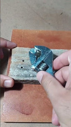 Como chumbar parafuso com cola quente e resistente #shorts #diy