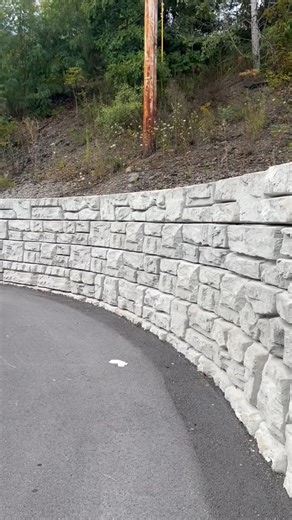 Not all concrete blocks are meant to do the same job — and choosing the wrong one can cost you a lot in looks and long-term value 👀 Bin Blocks = Great for barriers and material storage. Redi-Rock & Novum Blocks = Built for retaining walls that are strong and beautiful. In the video, both were used in the same stretch. Yes — it works. But the aesthetic appeal is lost. If you're investing in your home, business, or landscape — don’t settle for “it works.” ... we have the solution - #FREE_STANDING