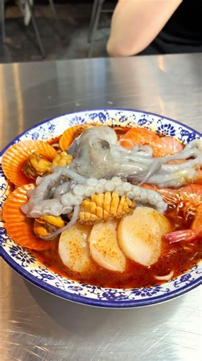 Come to Xi'an's Da Ming Palace, where seafood rice is the new top trend