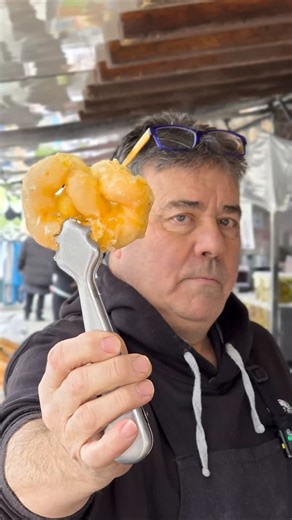 El Puesto de Vicente 🏪 on Instagram: "Así de primeras, ¿qué te parece el 8 de mantequilla? 🤪 En El Puesto de Vicente siempre lo decimos claro: el 8 de mantequilla se parece a la palmera, pero no es lo mismo. Los ingredientes son iguales, sí, pero la diferencia está en el hojaldre. 🧐 Las vueltas que tiene el 8 hacen que el interior quede más jugoso, con capas que se notan más al morder. No es tan plano como la palmera y eso cambia la experiencia: cruje por fuera y por dentro se siente más untu