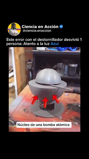 Explicación: En 1946, el físico Louis Slotin trabajaba en Los Álamos 🇺🇸 con un núcleo de plutonio llamado “el núcleo del demonio”. Para medir su punto crítico (💥), usaba dos semiesferas de berilio que envolvían el material, separadas apenas por un destornillador. Durante el experimento, la herramienta resbaló y las esferas se cerraron. Un destello azul 🔵 llenó la sala: el plutonio había alcanzado la criticidad. Slotin logró abrirlas enseguida, salvando a los demás, pero recibió una dosis let