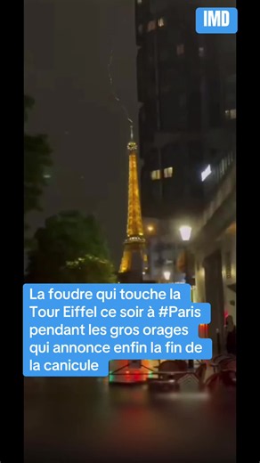 LA FOUDRE FRAPPE LA TOUR EIFFEL EN PLEIN ORAGE D'impressionnantes images montrent la foudre s'abattre sur la Tour Eiffel ce soir à Paris, alors que de violents orages traversent la capitale. Après plusieurs jours de chaleur intense, ces intempéries marquent le début d'un net rafraîchissement et la fin de l'épisode caniculaire dans plusieurs régions. #Paris #TourEiffel #Orages #Canicule #Météo