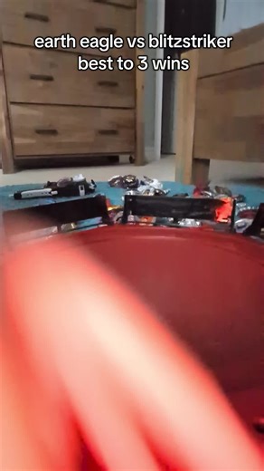 beyblade battle battle Earth eagle vs blitzstriker #beyblade #beyblademetalfusion #1vs1 #beybladebattle