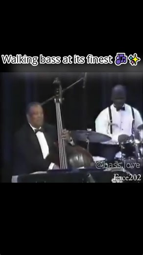 Walking bass at its finest 🎶✨ Ray Brown’s deep groove with the trio on Monk’s classic “Blue Monk” is pure jazz history. Timeless swing, flawless feel. 🏆 #RayBrown #BlueMonk #JazzBass #Basslove #WalkingBass #JazzTrio #Monk | Bass Love