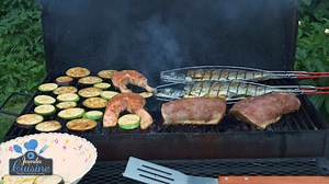 Se anunta vreme buna, asa ca e timpul sa iesim la gratar! Va ispitesc cu trei feluri de peste la gratar, unul mai gustos ca celalalt si toate foarte usor de preparat! Deci, pentru gratarul din weekend-ul urmator nu uitati sa cumparati peste! Reteta o gasiti la Jamila, ca de obicei! 😀 Reteta detaliata aici: https://jamila.ro/peste-la-gratar | JamilaCuisine