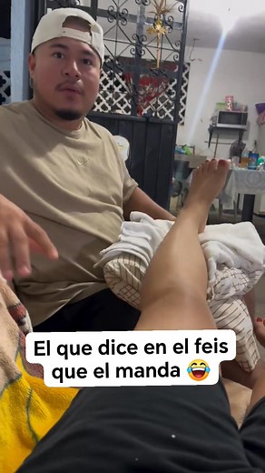 Uuuuun lobo domesticado, mientras pública en el feis que es el que manda en la relación 😂 | Cosas de Novios