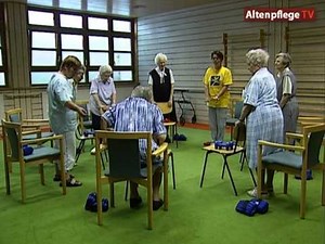 Sturzprophylaxe 5: Gleichgewicht- & Krafttraining - Altenpflege