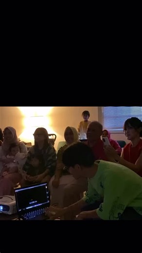 WEDDINGVIDGRAM | WEDDING VIDEO on Instagram: "By @ceppy.tri Nobar netflix film sendiri 🍿🙃 We made this video to celebrate our parents’ 40 years of ruby marriage, looking back on old memories, reliving every moment, and keeping them alive to be remembered forever"