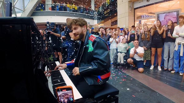 Bohemian Rhapsody flashmob brings the crowd together