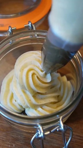 Crème Pâtissière Parfaite par Cyril Lignac 🧑‍🍳 C’est une recette que je fais depuis un moment pour toutes mes tartelettes et choux à la crème et il fallait absolument que je vous la partage parce que c’est elle que j’utiliserai dans les prochaines recettes à base de crème 😜 Ingrédients : - 25cl de lait - 10g 30g de sucre - 1 gousse de vanille - 30g de maïzena - 3 jaune d’œuf ( utilisez les blancs pour faire des meringues par exemple pour ne pas les perdre ) - 25g de beurre Bon appétit 😋 | Ed