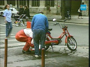 552K views · 5.3K reactions |   PIZZA CATASTROPHE. Des pizzas tombées sur le trottoir trempé, puis remises dans leur carton, un livreur maladroit et négligeant : tels sont les ingrédients de cette caméra cachée de Laurent Baffie en 1992... À ne pas regarder si vous avez l'intention de vous faire livrer ce soir ! | INA | Facebook