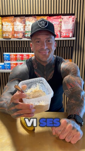 Nicki Mahler on Instagram: "Cream of Rice – hurtigt, nemt og lækkert 🍚💪 Godmorgen! Mange af jer har spurgt ind til min Cream of Rice, så her kommer den korte version 👇 🥣 Min morgen-combo: • 50 g havregryn • 50 g Cream of Rice (cookie dough) • 25 g peanutbutter • 40 g isolated proteinpulver • 1 banan 👉 Samlet næringsindhold (ca.): • 771 kcal • Protein: ~56 g • Kulhydrat: ~106 g • Fedt: ~17 g Perfekt solid morgenmad – især hvis du træner aktivt 💥 Pro tip: 👉 Cutter du? Brug kogende vand → me
