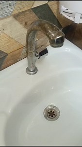 How to clean rust marks from faucets #cleaner #reels #virals #hacks #tips #insta #instagood #fbreels #fyp | Saleha Umer