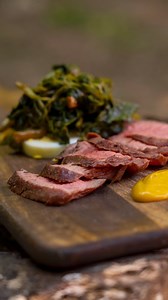 Tra la lombata e la coscia del manzo si trova un taglio di carne molto pregiata, conosciuto come scamone. Sarà proprio questo taglio di carne il protagonista del video cosiddetto "Wild" di oggi, ambientato all'aria aperta, in mezzo al verde, ai piedi dei ripidi pendii lombardi. Se alla griglia c'è il Maestro potete stare certi che non si tratta di una ricetta banale. Scamone di manzo con erbe spontanee e uova sode, una meraviglia da guardare e da ascoltare! Ricetta completa: https://bit.ly/scamo