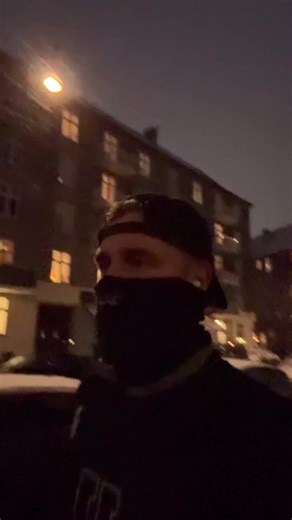 Jeg tror vi undervurderer, hvor meget fysisk træning bygger selvværd i alle henseender i livet– ikke bare motion og flotte kroppe. Selvtillid kan se flot ud udefra. Det kan vi alle fake. Men selvværd handler om, hvad du tror på om dig selv, når ingen kigger. Og der sker noget, når du løber turen – selvom du ikke gider. Når du gør det rigtige frem for det nemme. De små, stille wins bygger noget større end muskler: De bygger troen på dig selv. Vi bygger på, hver gang vi gør noget som vi ikke “føle
