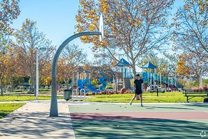 Living in the Central Simi Valley Neighborhood of Simi Valley, CA