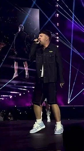 Karol G surprises Quevedo at his concert 😱