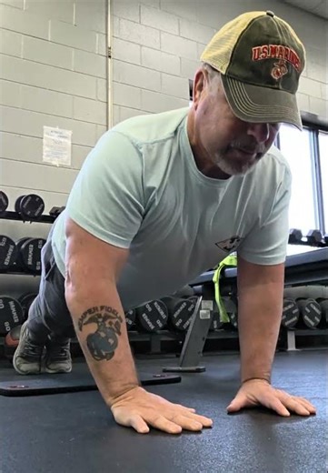 Close Grip Pushups using good form