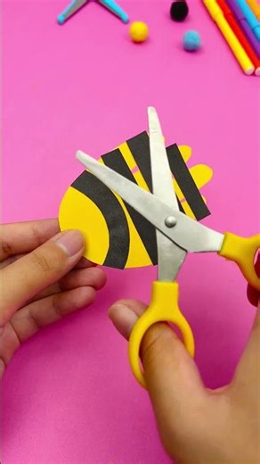 Handprint Bee Craft – Cute & Easy Kids Tutorial #diyforkids #classroomcrafts #diy