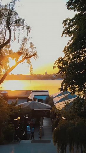 #hamburg - Erleben & Verlieben! on Instagram: "Anzeige 🎉 @clubdunord goes @seehaus_hh – Back to the Vibe 🎉 Am Samstag ist es endlich wieder so weit: Daydrinking, fette Beats und unvergessliche Vibes erwarten dich im Seehaus! Von 13 bis 24 Uhr feiern wir zusammen mit euch eine unvergessliche Party am See. Was dich erwartet: * 🍹 Daydrinking ab 13 Uhr * 🎧 7 DJs mit einem fetten Timetable voller Sound * 🌊 Segeln ab 15 Uhr – zwei Segelboote mit Trainer stehen kostenlos für euch bereit! * 🌤 Indo