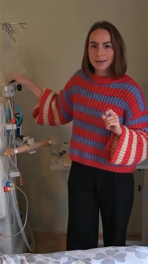 Goed nieuws voor veel nierpatiënten vandaag. Een Nederlandse uitvinding, de draagbare kunstnier, kan hen een stukje van hun leven teruggeven. Het apparaat zit nog in de testfase, patiënten kunnen er volgend jaar mogelijk al mee op pad. #nier #gezondheid #editienl #rtlnieuws | Editie NL