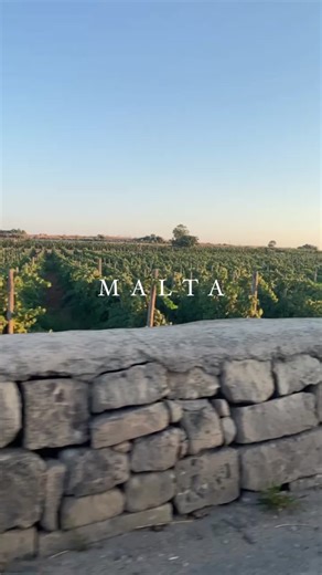 MALTE C’est la période idéale pour visiter cette île au large de l’Italie. Arpentez les ruelles pavées de La Valette ou de la cité médiévale de Mdina, lieu de tournage de la série Game of Thrones. Prenez le bâteau à la découverte de grottes aux eaux translucides puis profitez du soleil sur une plage secrète dont seuls nos concierges ont l'adresse. Contactez-nous pour organiser votre voyage sur-mesure. MALTA This is the ideal moment to visit this island off the coast of Italy. It's the perfect ti