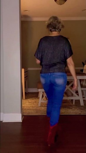 Quick run through of Little Red Book Beginner Line Dance Choreographed by Dee Musk #linedance