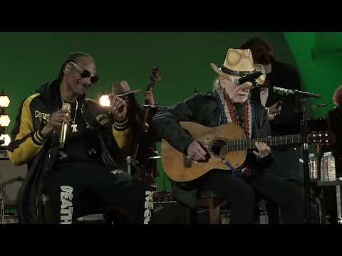 Willie Nelson & Snoop Dogg - Roll Me Up and Smoke Me When I Die (Willie Nelson 90 Hollywood Bowl)