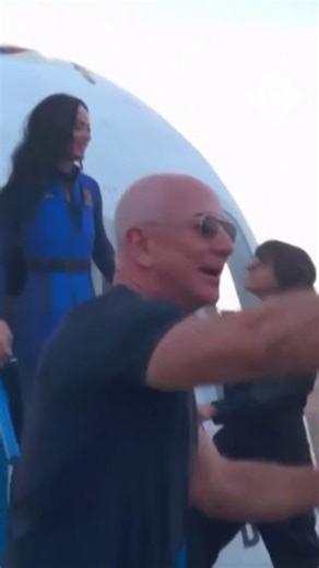 🎥 Katy Perry bent down and kissed the ground after returning to Earth from a space flight with an all-female crew | The Telegraph