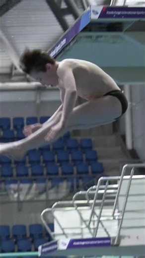Diving Front 2 1/2 Somersaults on 3m Springboard Boys D #olympics #diving