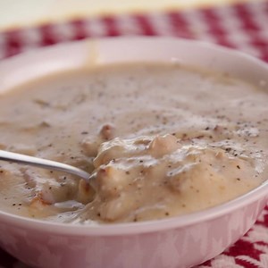 "Chow-dah" or "Chow-der"... the debate continues. Either way you say it, this easy recipe is the creamiest you will ever have. | JumbleJoy.com