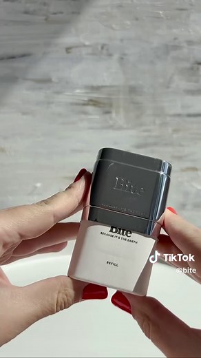 One case, infinitely refillable. Try a natural deodorant that’s better for the planet and actually works. Clinically proven to: ✔️ help with odor control ✔️ not stain clothes ✔️ be safe for sensitive skin ✔️ outperform other deodorants #naturaldeodorant #refill #refillday #deodorant