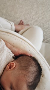 Dites moi que vous aussi il vous arrive de trouver que votre bébé a changé / grandi dans la nuit ? C’est une hallucination collective ? 🥹 | Laura Martin • Maman & créatrice UGC