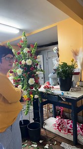 6.6K views · 270 reactions | Let’s make a pretty standing spray for a gentleman’s service #flowersbythebunch #funeralflowers | Flowers by the Bunch | Facebook