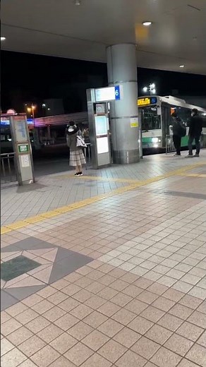 電車到着と同時にバスが到着して扉が開く神接続！