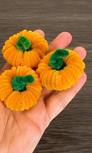 DIY Pipe Cleaner Pumpkin