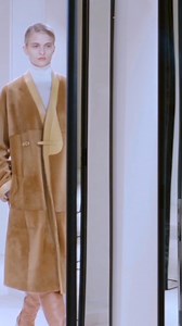 La Preco da ogni punto di vista. Scopri la collezione Prêt-à-Porter Donna AI 2017. h.fr/PrecollezioneDonna | Hermès