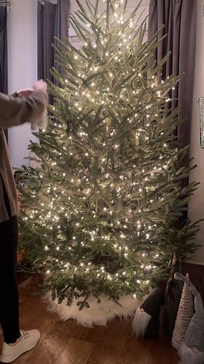 Unique Christmas Tree Decorating with White Feather Tinsel