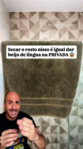 Bruno Brunetti | Microbiologia on Instagram: "Sua toalha de rosto pode estar mais suja do que você imagina… E eu não tô chutando: analisei uma toalha usada e encontrei coliformes e E. coli… sim, bactéria de origem fecal, direto na sua pele. 🤢 Toalha úmida e esquecida no banheiro é praticamente um buffet livre pra microrganismos: 🦠 Staphylococcus aureus → espinhas e infecções de pele 🦠 Pseudomonas → problemas nos olhos 🦠 Fungos como Candida → micoses e candidíase Troque sua toalha a cada 1 ou