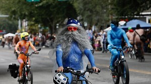Under clouds and drizzle, Seattle naked bike riders welcome summer solstice